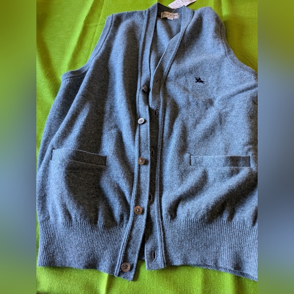 173- NWT Burberrys‎ 100% wool vest, youth L, mens Or Womens Size S